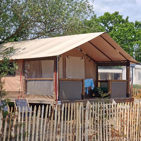 Lodge Les P'Tites Maisons Dans La Prairie Sallertaine Bagian luar foto