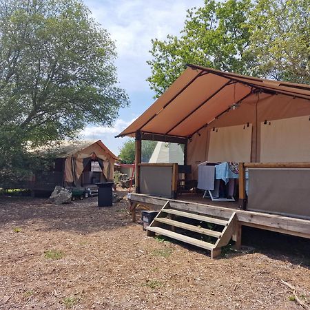 Lodge Les P'Tites Maisons Dans La Prairie Sallertaine Bagian luar foto