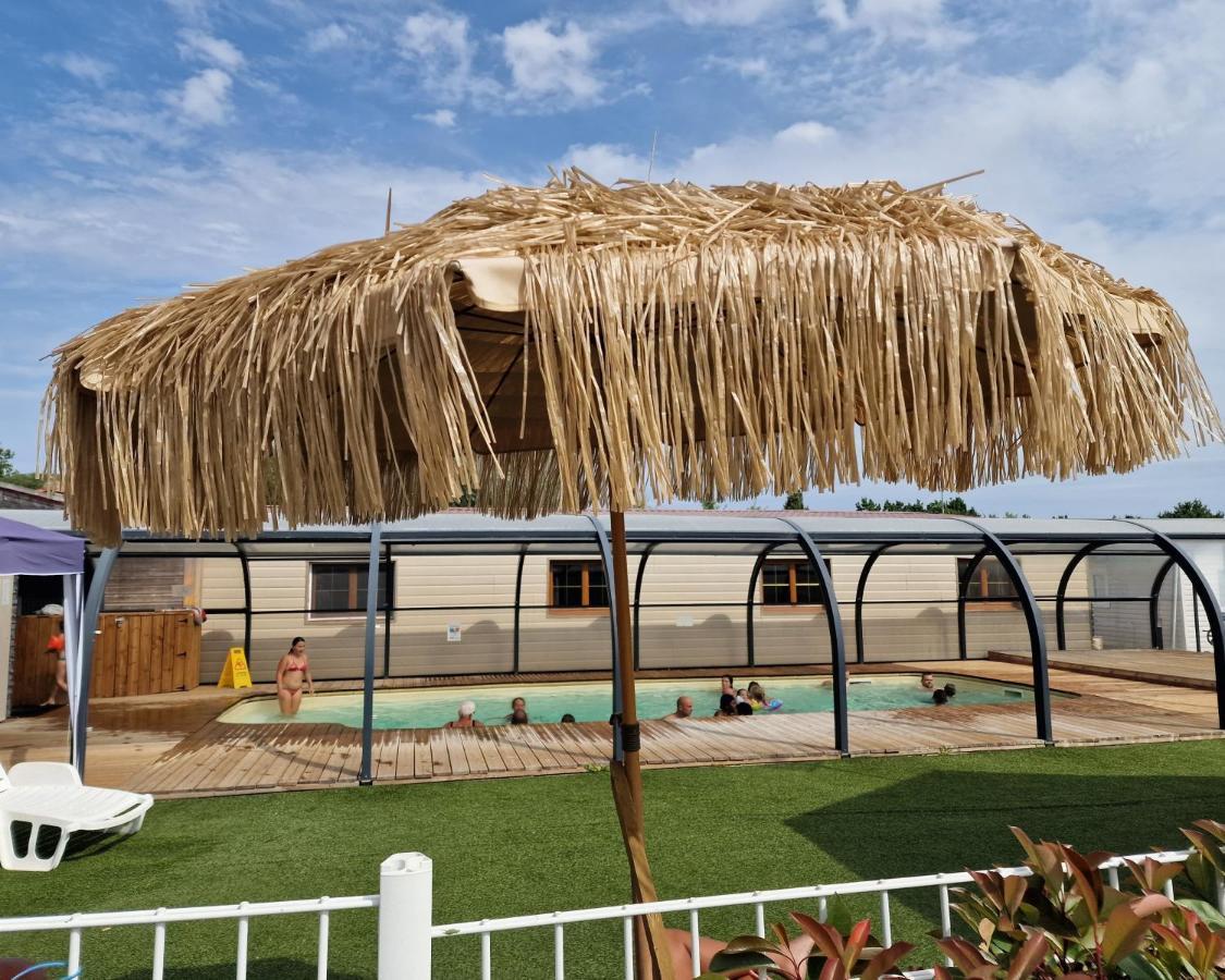 Lodge Les P'Tites Maisons Dans La Prairie Sallertaine Bagian luar foto
