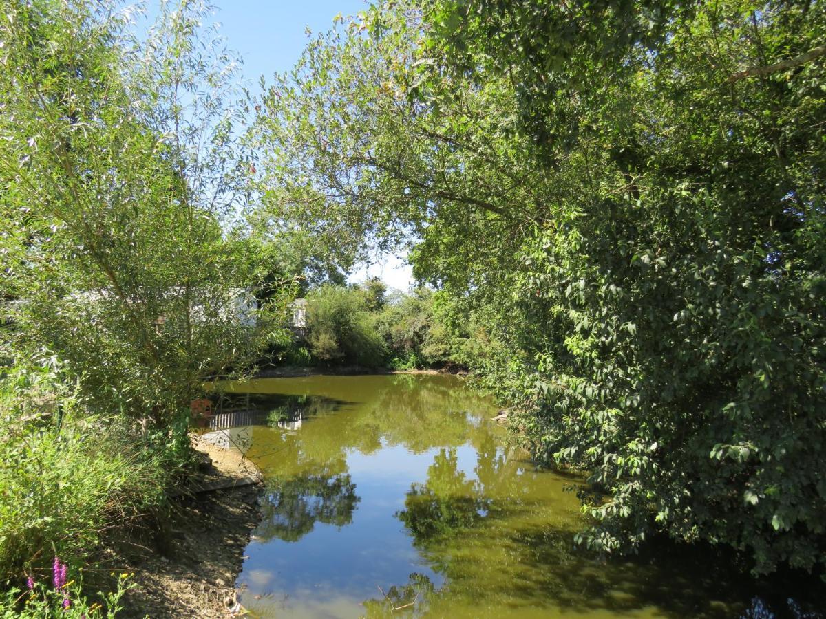 Lodge Les P'Tites Maisons Dans La Prairie Sallertaine Bagian luar foto