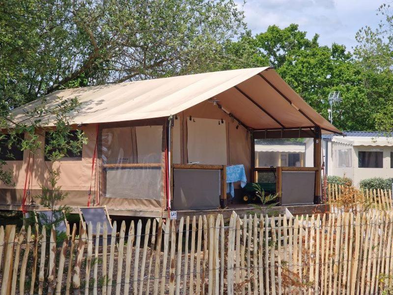 Lodge Les P'Tites Maisons Dans La Prairie Sallertaine Bagian luar foto
